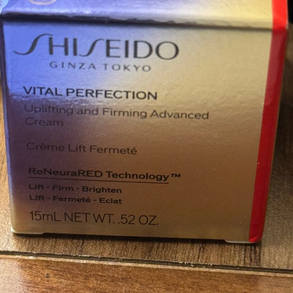 Contouring !Shiseido Vital Perfection Uplifting and Firming Advanced Cream 15ml